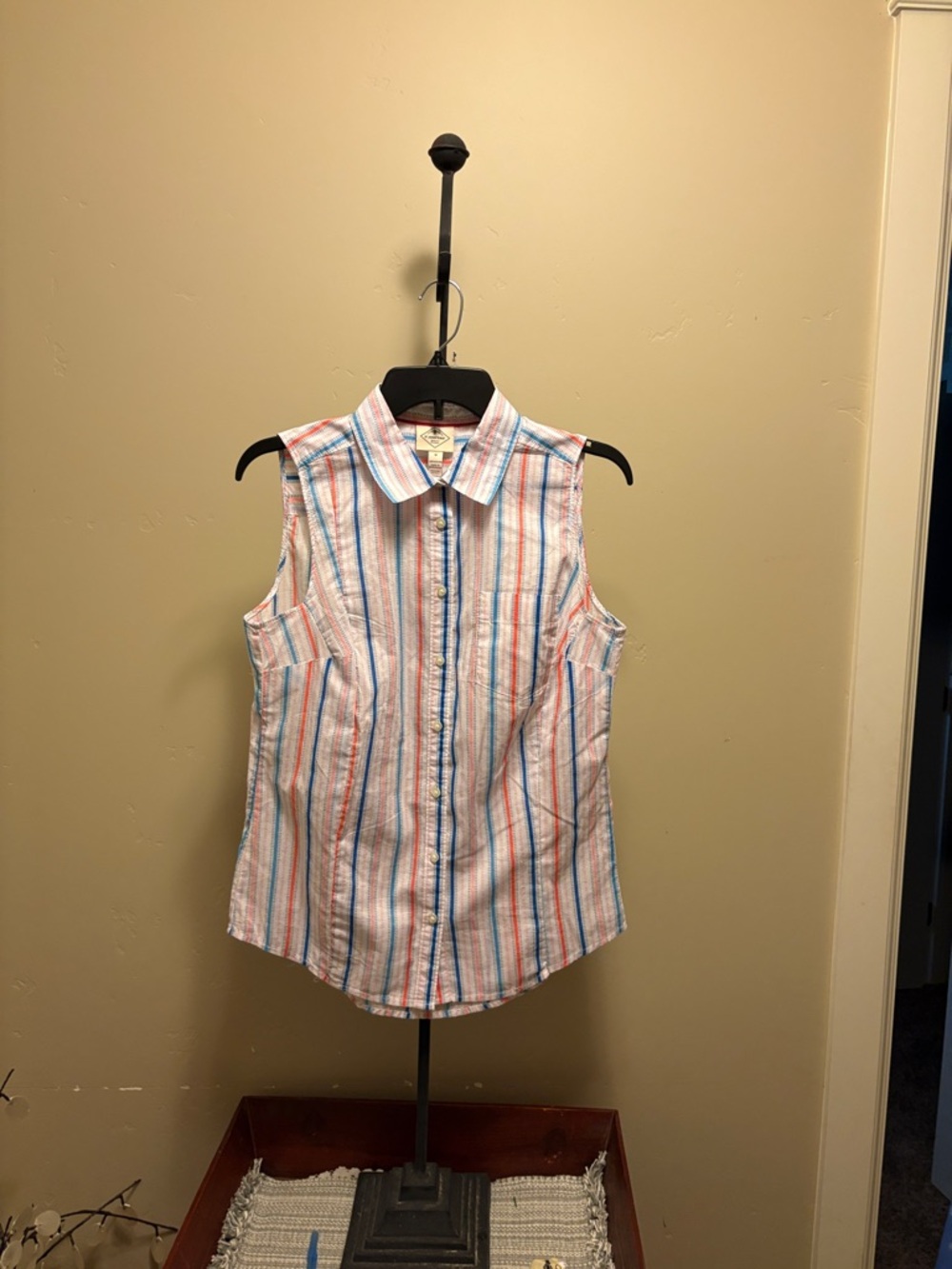 St John’s Bay sleeveless button up blouse.